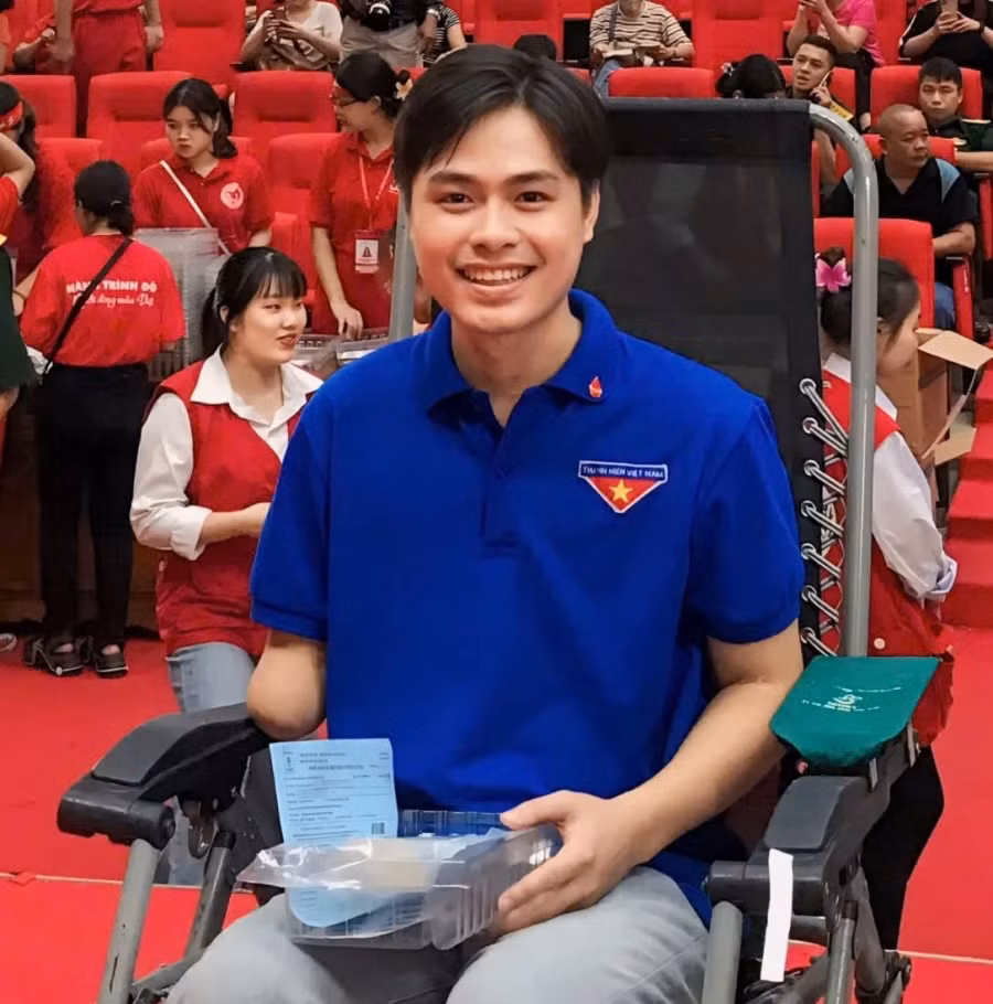 Chàng trai trẻ tích cực tham gia hoạt động tình nguyện. (Ảnh: NVCC)
