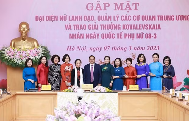 Thủ tướng Phạm Minh Chính với đại diện nữ lãnh đạo, quản lý và các nhà khoa học nữ. (Ảnh: Dương Giang/TTXVN)