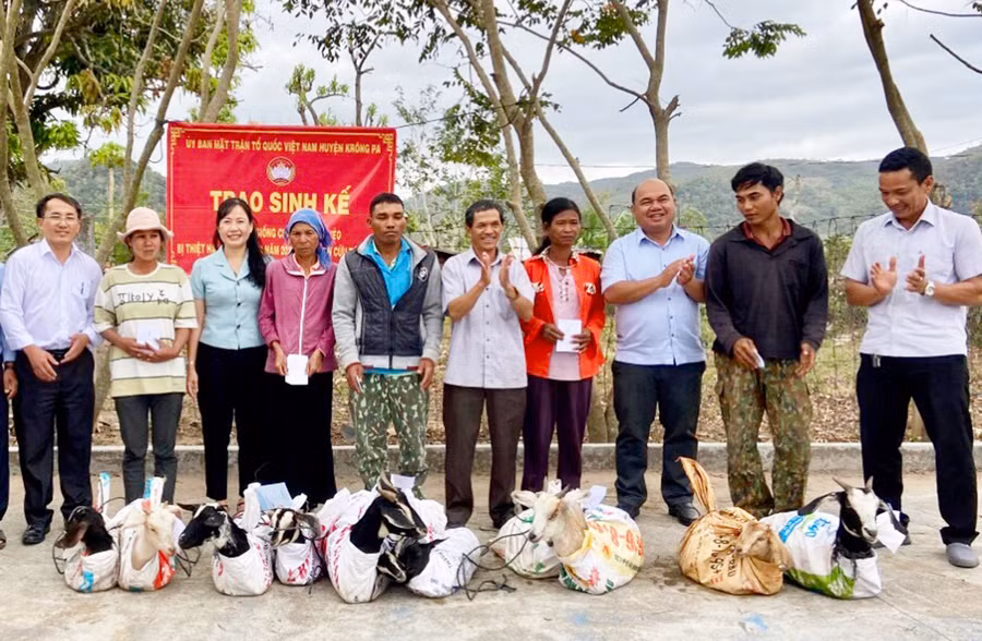 Đại diện Ủy ban MTTQ Việt Nam tỉnh và huyện Krông Pa trao sinh kế cho các hộ nghèo người dân tộc thiểu số ở xã Đất Bằng. Ảnh: L.N