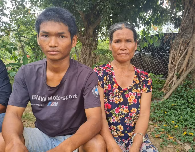 Bà H'Nhài Bkông bên con trai Bà H'Nhài Bkông bên con trai
