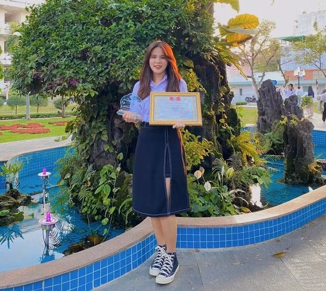 Nguyễn Thị Kim Ngân trở thành sinh viên tốt nghiệp sớm loại xuất sắc. Ảnh NVCC