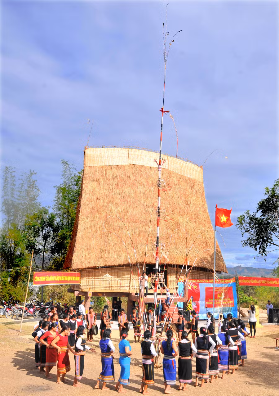 Tiếng cồng, tiếng chiêng rộn rã kết hợp với vòng xoang truyền thống trong ngày khánh thành mừng nhà rông mới