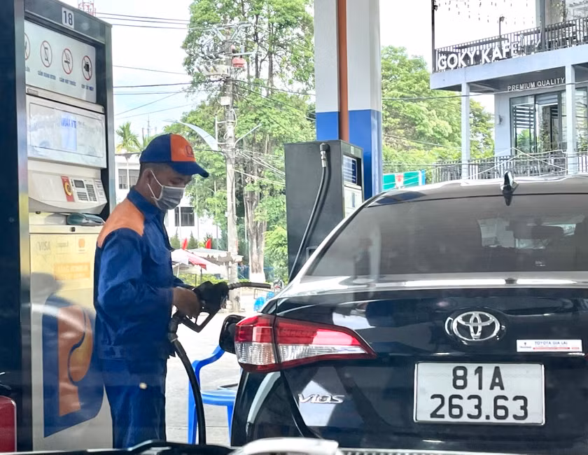Giá xăng tiếp tục giữ nguyên, giá dầu tăng. Ảnh: Phương Vi