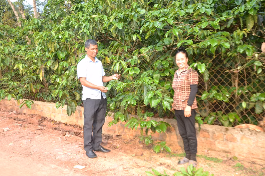 Ông Hân-Chủ tịch Hội Nông dân xã Đak Sơ Mei trao đổi kinh nghiệm sản xuất, chăn nuôi với bà Đào Thị Thạo (thôn 18). Ảnh: Hoàng Cư