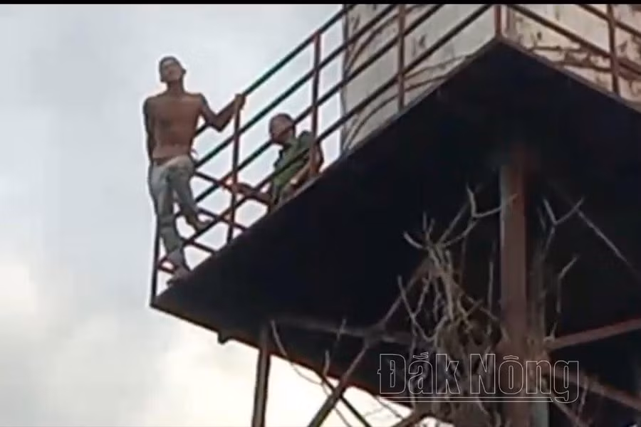 Trung tá Nguyễn Ích Hiếu và lực lượng Công an xã Đắk Wil thuyết phục, trấn an tinh thần anh Y R.