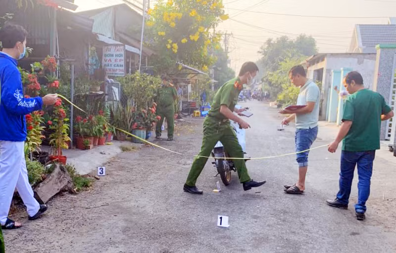 Cơ quan chức năng khám nghiệm hiện trường vụ án. Cơ quan chức năng khám nghiệm hiện trường vụ án.