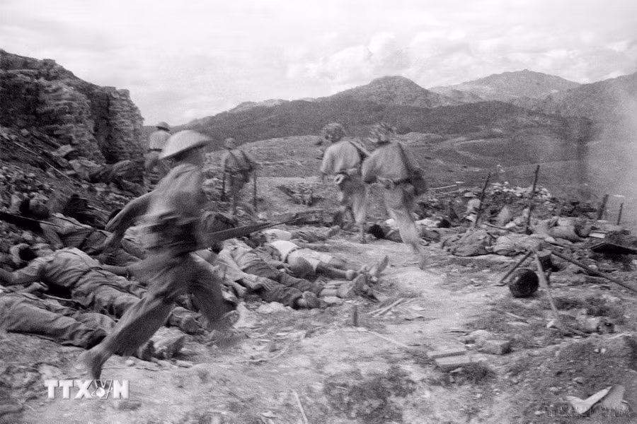Bộ đội ta tấn công các vị trí xung yếu của địch trên đồi A1, ngày 6/5/1954. (Ảnh: Tư liệu TTXVN) Bộ đội ta tấn công các vị trí xung yếu của địch trên đồi A1, ngày 6/5/1954. (Ảnh: Tư liệu TTXVN)