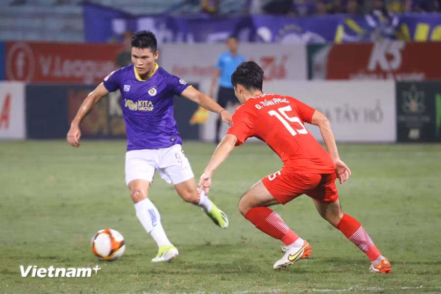 Hà Nội FC (áo tím) nhận thất bại 0-2 trước Thể Công-Viettel ở vòng 17 V-League 2023/24. (Ảnh: Việt Anh/Vietnam+)