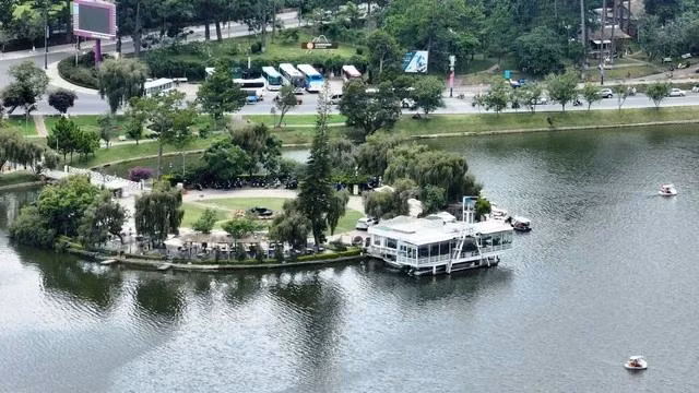 Nhà hàng Thủy Tạ có vị trí đắc địa bậc nhất Đà Lạt. Ảnh: Gia Bình