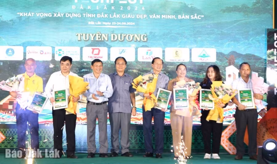 Ban tổ chức tuyên dương các tập thể đã tích cực đồng hành trong quá trình tổ chức Techfest Đắk Lắk 2024.