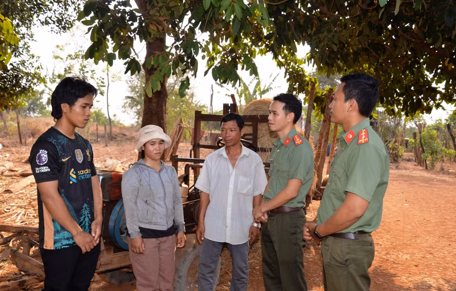 Lực lượng Công an, chính quyền địa phương đến động viên anh Kpuih Blong (bìa trái) ổn định cuộc sống. Ảnh: T.T