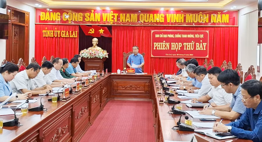 Phó Bí thư Thường trực Tỉnh ủy, Trưởng Đoàn Đại biểu quốc hội tỉnh, Phó trưởng Ban Chỉ đạo phòng-chống tham nhũng, tiêu cực tỉnh Châu Ngọc Tuấn chủ trì phiên họp. Ảnh: T.D