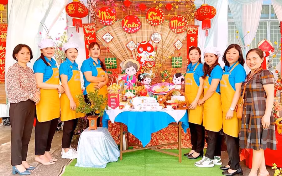Các đoàn viên Công đoàn thị trấn Chư Sê tham gia hội thi công nhân, viên chức, lao động huyện với bánh mứt truyền thống Tết Nguyên đán 2023. Ảnh: N.Q