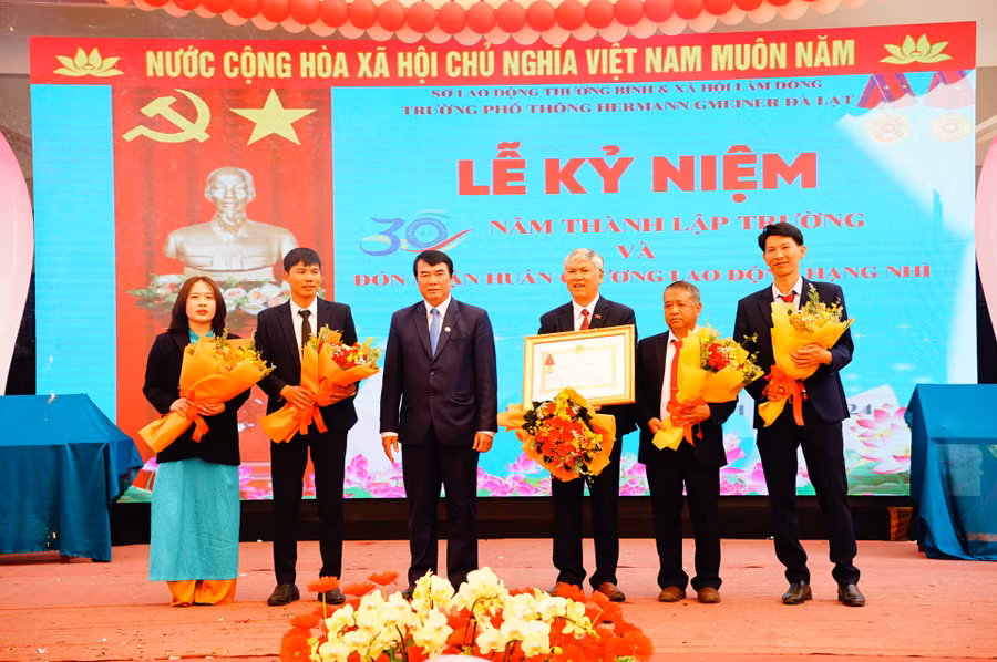 Đồng chí Phạm S - Phó Chủ tịch UBND tỉnh, trao tặng Huân chương Lao động hạng Nhì cho thầy và trò nhà trường