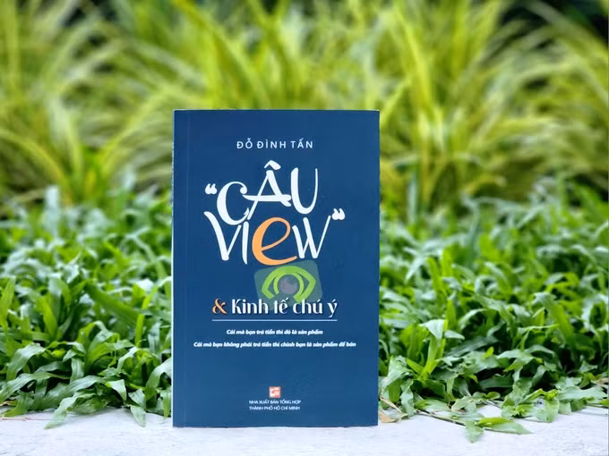 Ấn phẩm "Câu view &amp; Kinh tế chú ý" dày 288 trang gồm 6 chương