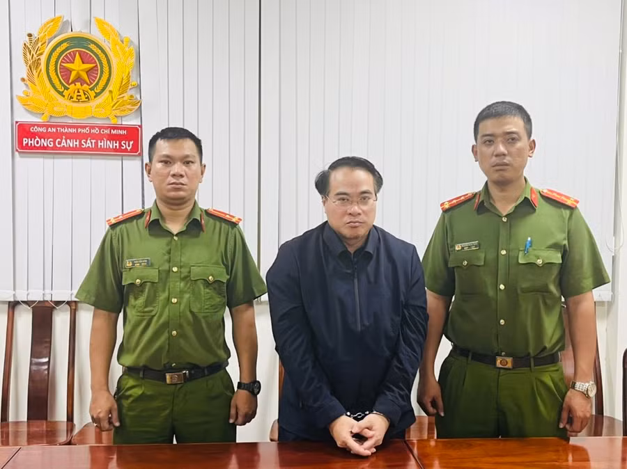 Công an TPHCM đã tống đạt quyết định khởi tố bị can, thi hành lệnh bắt để tạm giam đối với ông Đặng Việt Hà. Ảnh: CHÍ THẠCH