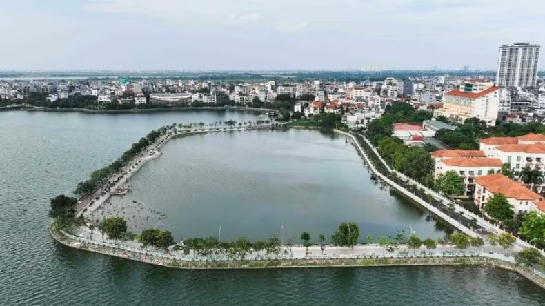 Hồ cá Koi rộng 3,5ha với 3 mặt giáp với Hồ Tây thành điểm đến mới tại quận Tây Hồ (Hà Nội). Hồ cá Koi rộng 3,5ha với 3 mặt giáp với Hồ Tây thành điểm đến mới tại quận Tây Hồ (Hà Nội).