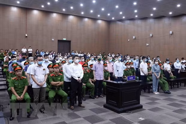 Các bị cáo tại phiên tòa trong ngày đầu tiên xét xử. (Ảnh: Phạm Kiên/TTXVN)