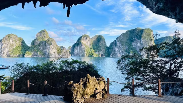 Bức tranh thiên nhiên tuyệt đẹp nhìn từ hang Trống. Ảnh: Lã Nghĩa Hiếu