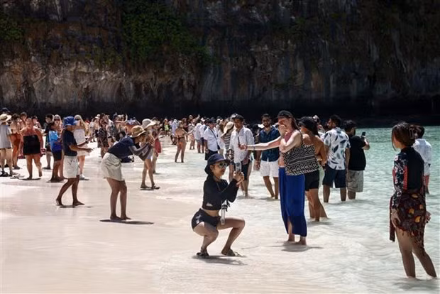 Khách du lịch tại đảo Phi Phi Leh, Thái Lan. (Ảnh: AFP/TTXVN)