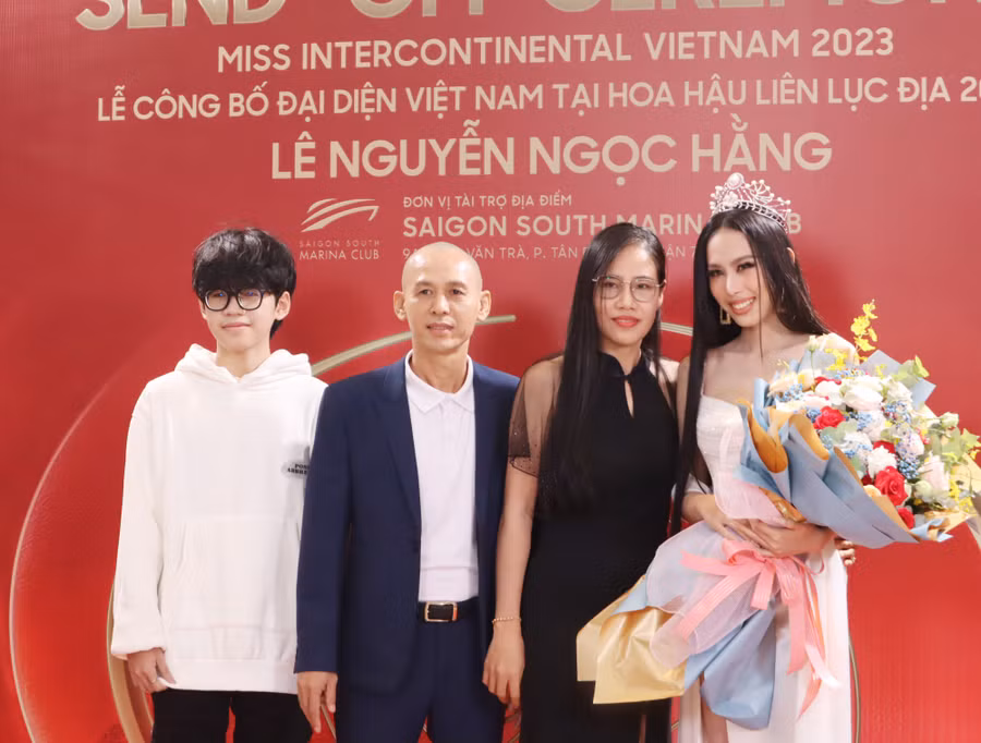 Trên thảm đỏ, ba mẹ và em trai cũng có mặt để cổ vũ, động viên cho Á hậu Ngọc Hằng. Ảnh: Minh Hy