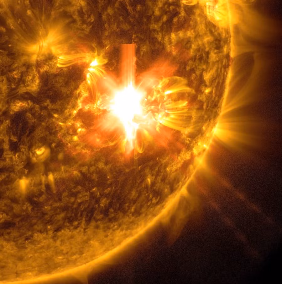 NASA đã chụp được hình ảnh ngọn lửa mặt trời này, như được thấy trong tia sáng chói ở giữa hình ảnh, vào ngày 10.5.2024. Ảnh: NASA