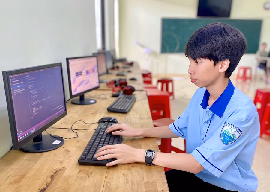 Em Lê Quang Minh tận dụng mọi lúc mọi nơi để rèn luyện kỹ năng lập trình. Ảnh: M.T Em Lê Quang Minh tận dụng mọi lúc mọi nơi để rèn luyện kỹ năng lập trình. Ảnh: M.T