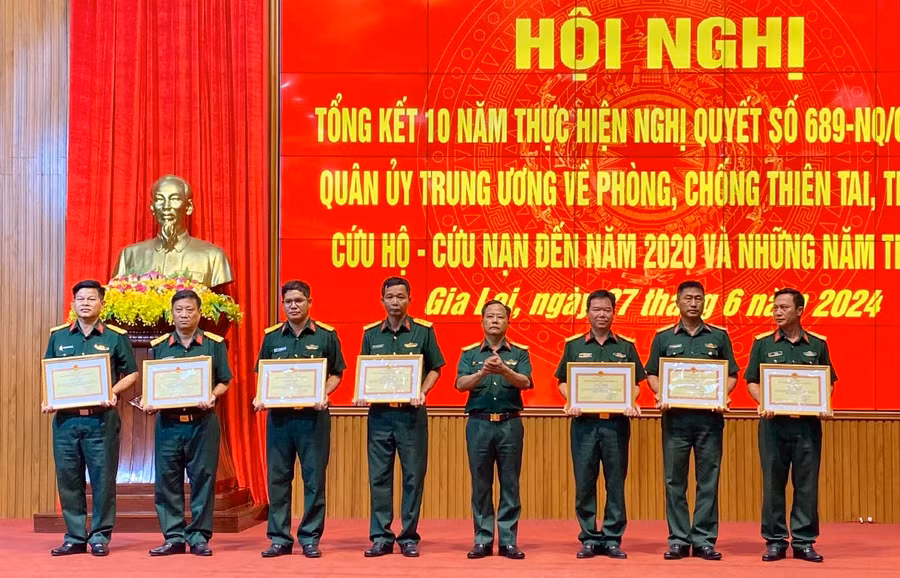 Đại tá Lê Kim Giàu-Ủy viên Ban Thường vụ Tỉnh ủy, Chỉ huy trưởng Bộ CHQS tỉnh trao giấy khen cho 7 tập thể có thành tích xuất sắc trong công tác PCTT, CNCH. Ảnh: H.D