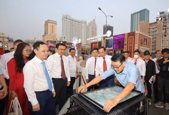 Đại biểu tham quan, trải nghiệm làm tranh thuỷ ấn tại Lễ hội Đường sách Tết. Ảnh: DŨNG PHƯƠNG