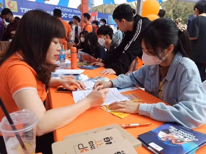 Thí sinh tham gia tư vấn tuyển sinh đại học. (Ảnh: PV/Vietnam+) Thí sinh tham gia tư vấn tuyển sinh đại học. (Ảnh: PV/Vietnam+)
