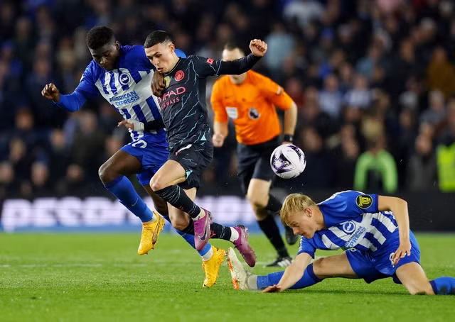 Phil Foden đối đầu cùng Carlos Baleba v Jan Paul van Hecke