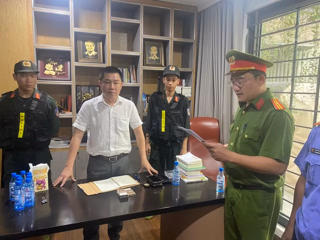 Lực lượng công an đọc lệnh bắt bị can Nguyễn Khánh Hưng. Ảnh: CÔNG AN ĐỒNG NAI CUNG CẤP