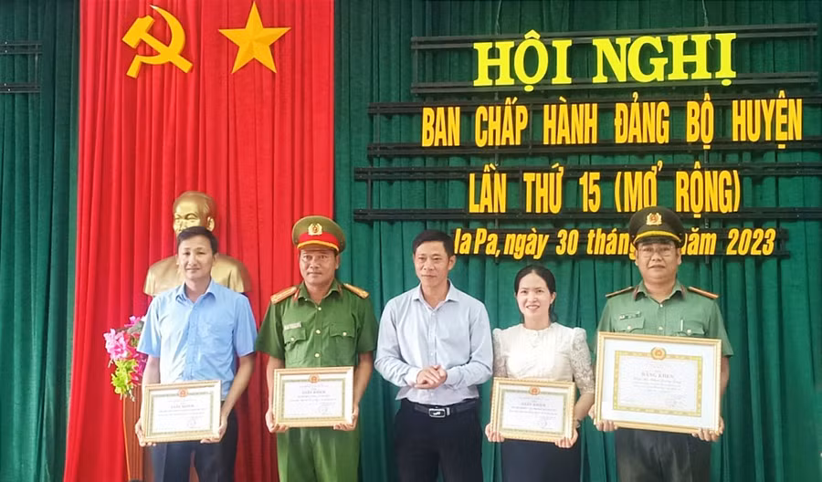Thiếu tá Phạm Quang Long (bìa phải) được Ban Chấp hành Đảng bộ tỉnh tặng bằng khen đảng viên hoàn thành xuất sắc nhiệm vụ 5 năm liên tục (2018-2022). Ảnh: H.T