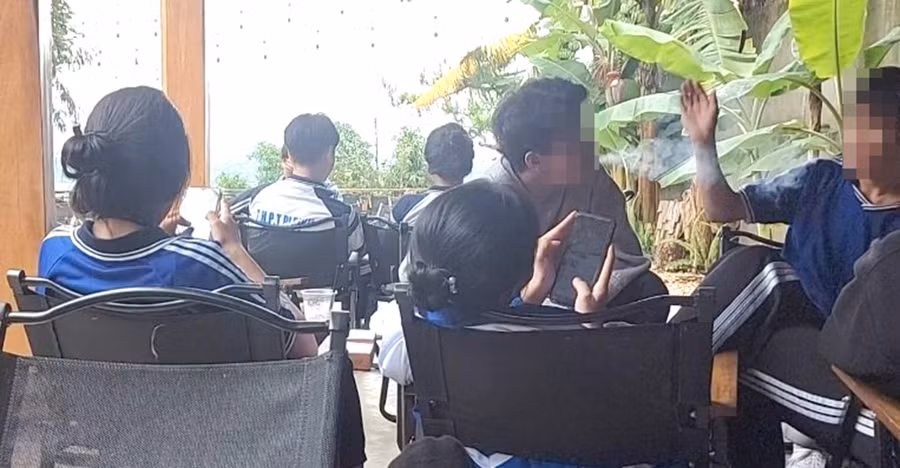 Học sinh hút thuốc lá điện tử ở một quán cà phê trên đường Bùi Đình Túy (TP. Pleiku). Ảnh: N.T