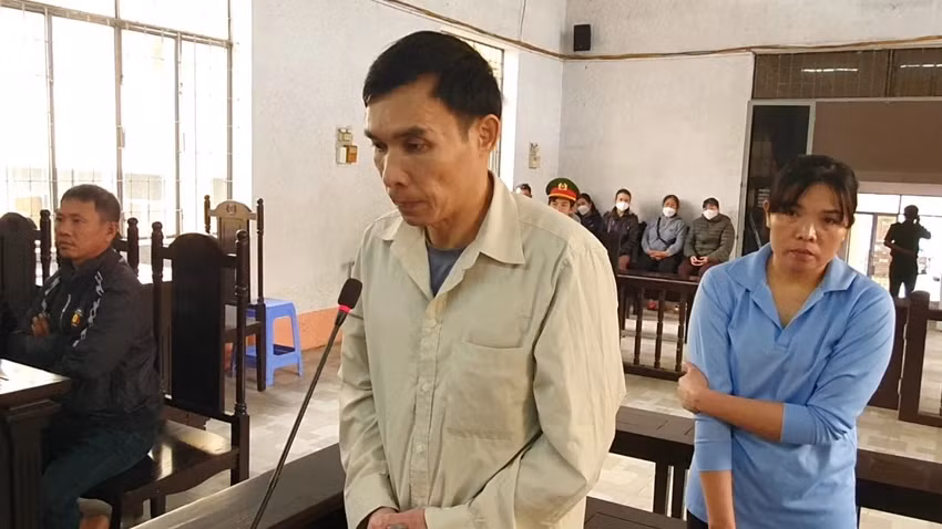 Nguyễn Phương Bình và Lê Thị Bích Trâm tại phiên tòa sơ thẩm. Ảnh: AX