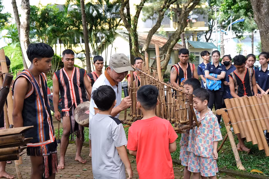 Nhiều em nhỏ thích thú tìm hiểu các loại nhạc cụ truyền thống được làm từ tre nứa. Ảnh: Hoàng Ngọc Nhiều em nhỏ thích thú tìm hiểu các loại nhạc cụ truyền thống được làm từ tre nứa. Ảnh: Hoàng Ngọc