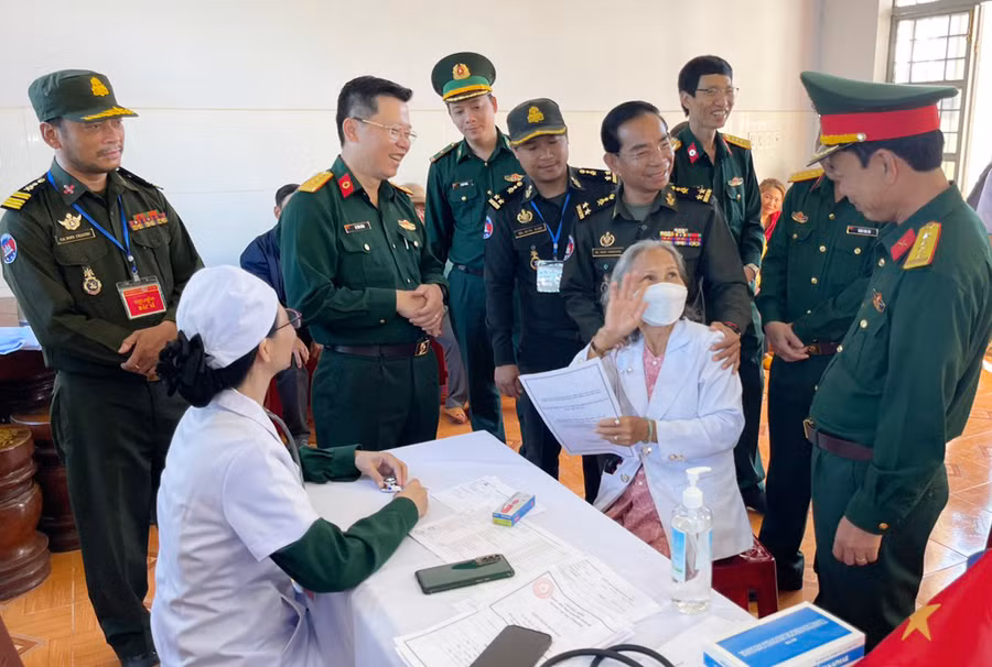 Lãnh đạo Cục Quân y (Bộ Tư lệnh Quân đội Hoàng gia Campuchia) và Bộ Chỉ huy Bộ đội Biên phòng tỉnh thăm hỏi người dân đến khám bệnh. Ảnh: Vĩnh Hoàng