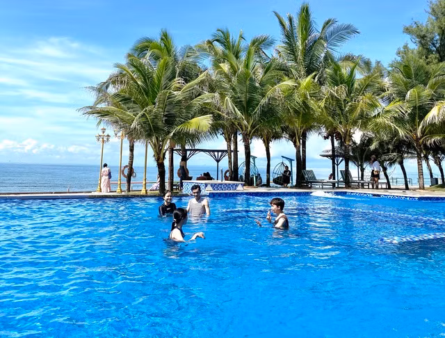 Người trẻ đi chơi trước lễ 2.9 để tránh xô bồ - Ảnh 5. Tranh thủ sắp xếp đi chơi trước lễ là lựa chọn của nhiều bạn trẻ. Ảnh: HUỲNH NHI