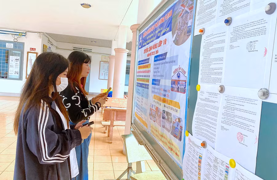 Các thông tin cần thiết về tuyển sinh lớp 10 năm học 2023-2024 được các trường niêm yết công khai để học sinh và phụ huynh thuận lợi tìm hiểu. Ảnh: Mộc Trà