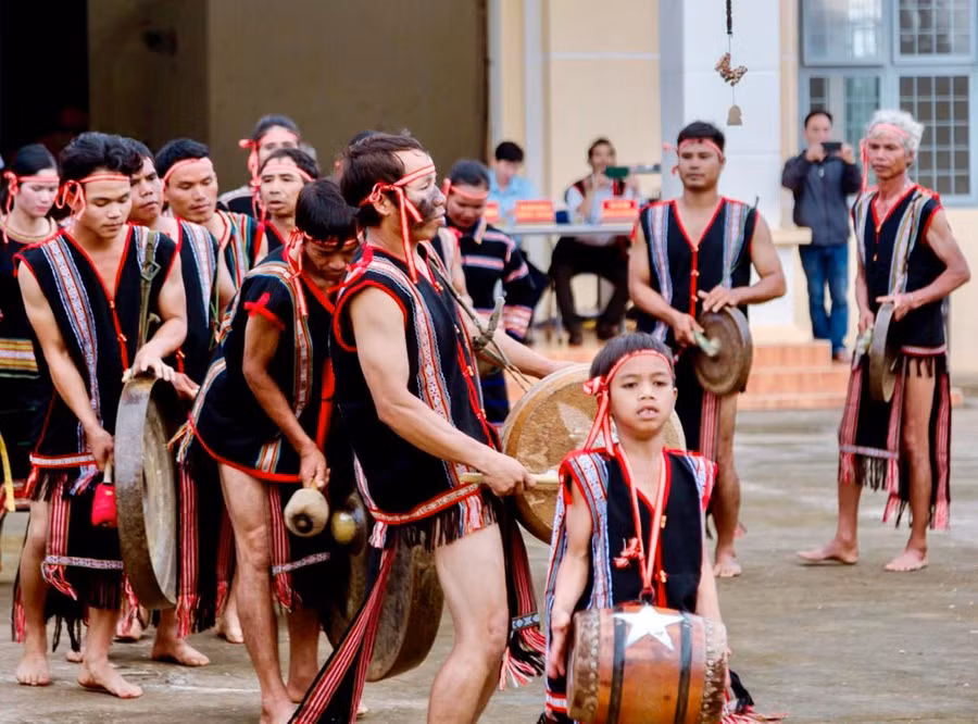 Người dân làng Thong Ngó (xã Ia Kênh) biểu diễn cồng chiêng tại Ngày hội văn hóa các dân tộc xã Ia Kênh. Ảnh: Lê Nam Người dân làng Thong Ngó (xã Ia Kênh) biểu diễn cồng chiêng tại Ngày hội văn hóa các dân tộc xã Ia Kênh. Ảnh: Lê Nam