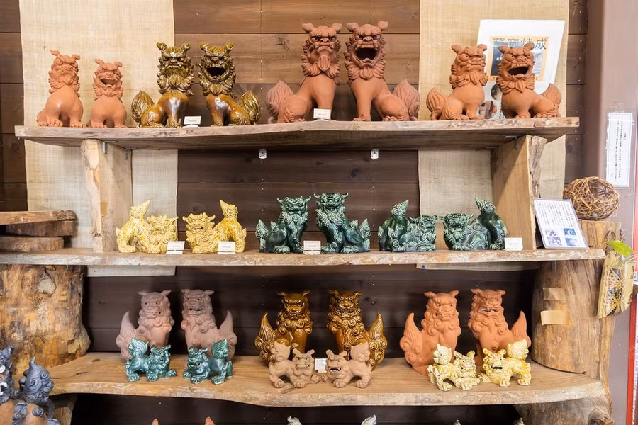 Đồ lưu niệm sư tử Shisa. (Ảnh: PV) Đồ lưu niệm sư tử Shisa. (Ảnh: PV)