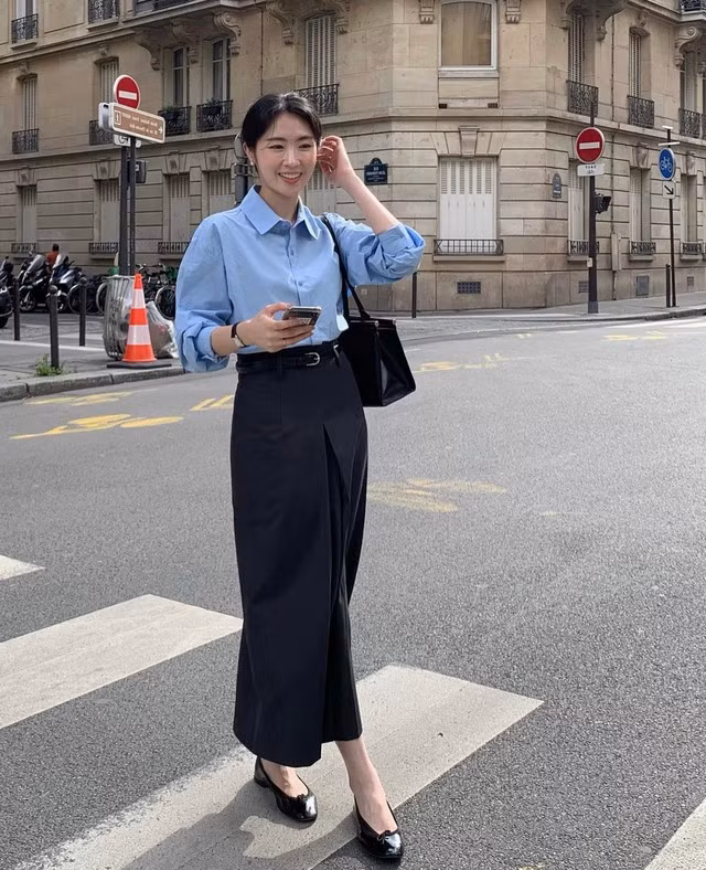 Các quý cô công sở thường kết hợp giày búp bê với áo sơ mi và chân váy dáng dài. Tuy mang nét chỉn chu, chuyên nghiệp nhưng chị em vẫn hoàn toàn có thể tận dụng combo này trong những buổi tụ họp sau khi tan làm bởi sự cổ điển, dễ thương. Ngoài ra, nếu đã chán phong cách dịu dàng, bạn hãy thử xây dựng cho mình hình tượng mạnh mẽ hơn bằng cách phối giày búp bê cùng quần jeans hay quần túi hộp