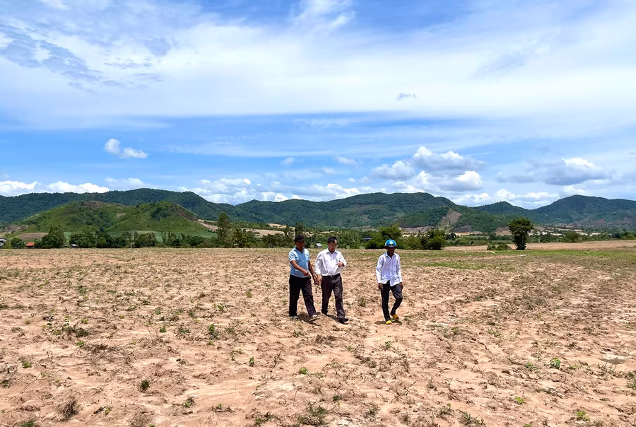 Dự án có tổng mức đầu tư hơn 18,2 tỷ đồng để đầu tư hạ tầng giao thông, san ủi mặt bằng khu dân cư và hệ thống nước sinh hoạt, điện chiếu sáng phục vụ cho đời sống của 62 hộ dân. Ảnh: Minh Nguyễn