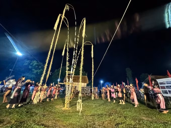 Cây nêu mô phỏng khá kỳ công khung cảnh sinh hoạt tập thể của người dân tộc miền núi tại ngày hội. Ảnh: XUÂN HUYÊN