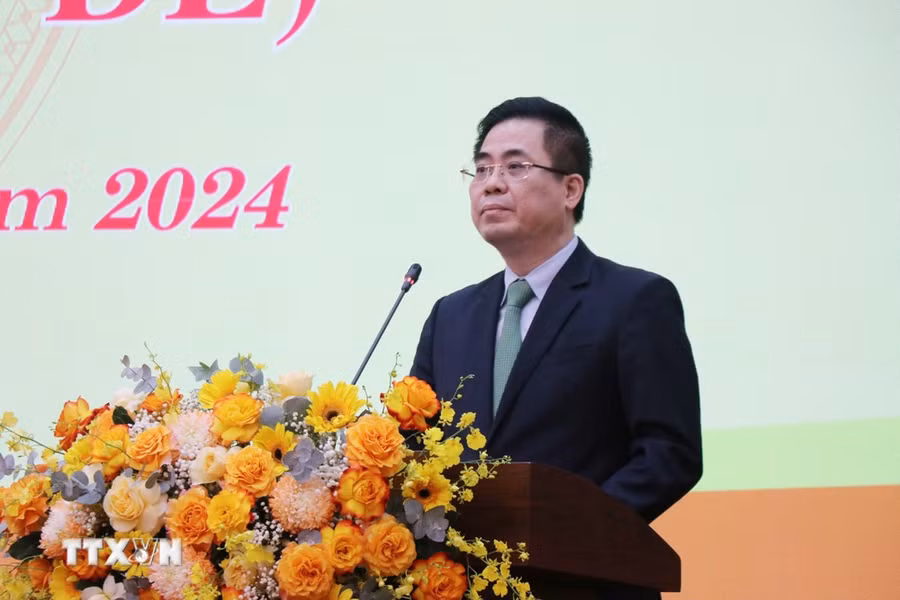 Ông Nguyễn Hoàng Giang phát biểu nhận nhiệm vụ sau khi được bầu làm Chủ tịch Ủy ban Nhân dân tỉnh Quảng Ngãi. (Ảnh: Phạm Cường/TTXVN) Ông Nguyễn Hoàng Giang phát biểu nhận nhiệm vụ sau khi được bầu làm Chủ tịch Ủy ban Nhân dân tỉnh Quảng Ngãi. (Ảnh: Phạm Cường/TTXVN)