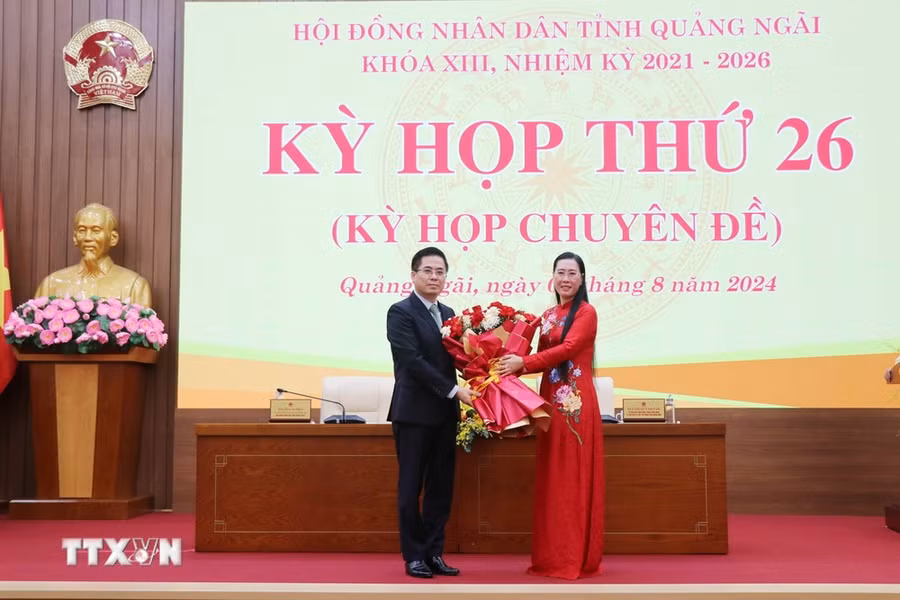 Bí thư Tỉnh ủy Quảng Ngãi Bùi Thị Quỳnh Vân tặng hoa tân Chủ tịch Ủy ban Nhân dân tỉnh Nguyễn Hoàng Giang (trái). (Ảnh: Phạm Cường/TTXVN) Bí thư Tỉnh ủy Quảng Ngãi Bùi Thị Quỳnh Vân tặng hoa tân Chủ tịch Ủy ban Nhân dân tỉnh Nguyễn Hoàng Giang (trái). (Ảnh: Phạm Cường/TTXVN)