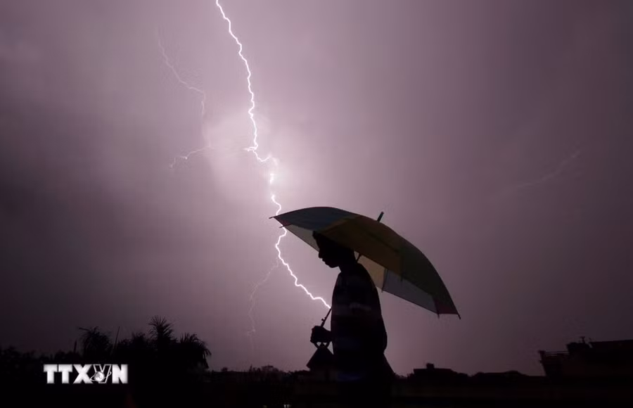 Tia sét trên bầu trời tại Ấn Độ. (Ảnh: AFP/TTXVN) Tia sét trên bầu trời tại Ấn Độ. (Ảnh: AFP/TTXVN)