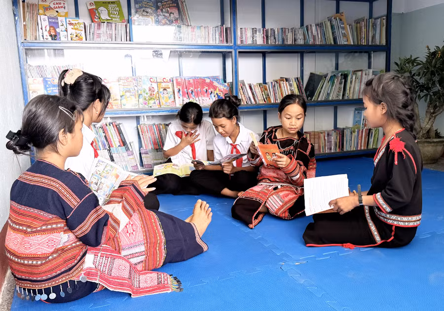 Các em học sinh Trường Tiểu học và THCS Trạm Lập (xã Sơn Lang, huyện Kbang) đọc sách tại thư viện cầu thang. Ảnh: H.Đ.T