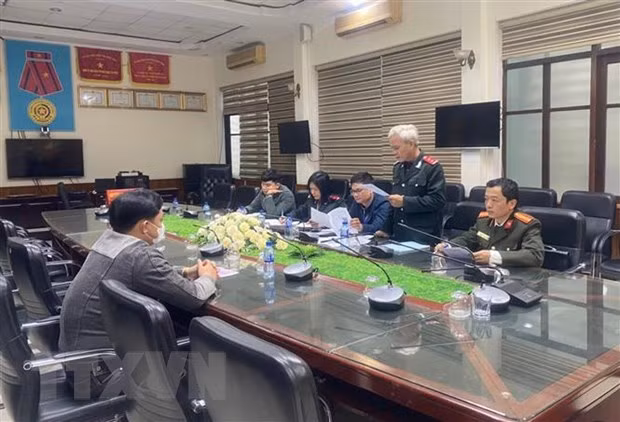 Đối tượng V.M.Đ (trái) tại buổi làm việc với các cơ quan chức năng. (Ảnh: TTXVN phát) Đối tượng V.M.Đ (trái) tại buổi làm việc với các cơ quan chức năng. (Ảnh: TTXVN phát)