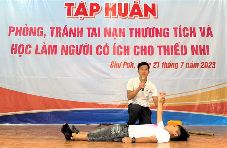Tập huấn kỹ năng phòng chống đuối nước cho các em thiếu nhi huyện Chư Pưh. Ảnh: Hà Đức Thành